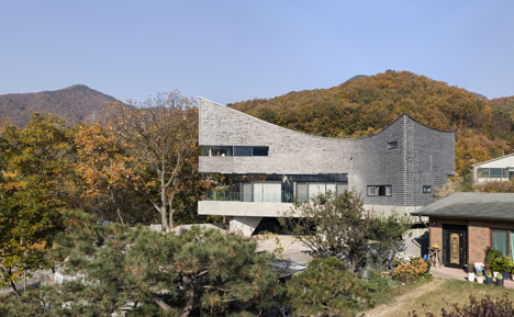 The Curving House by JOHO Architecture
