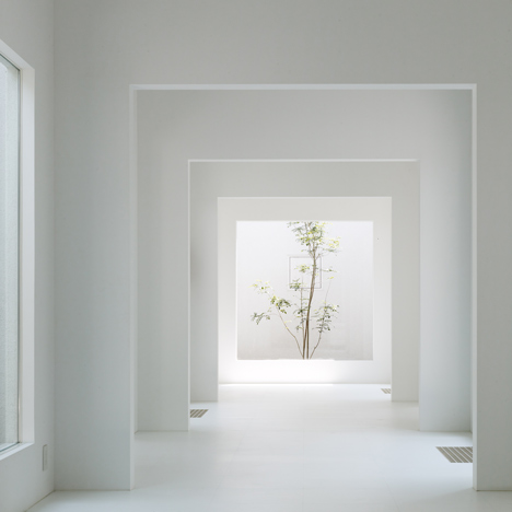 Chiyodanomori Dental Clinic by Hironaka Ogawa