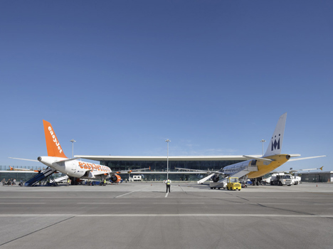 Gibraltor Airport by Bblur Architecture and 3DReid Gibraltor Airport by Bblur Architecture and 3DReid