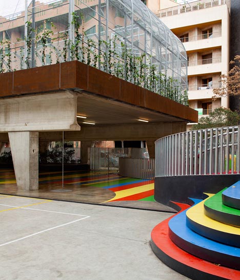 Elevated Sports Court by Guzmán de Yarza Blache Elevated Sports Court by Guzmán de Yarza Blache