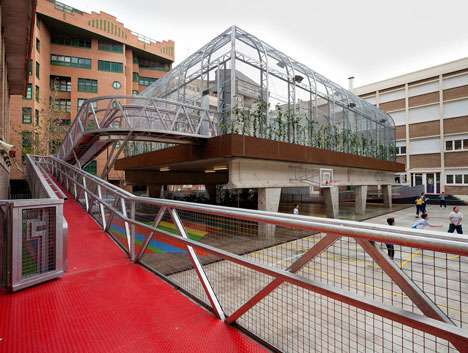 Elevated Sports Court by Guzmán de Yarza Blache Elevated Sports Court by Guzmán de Yarza Blache