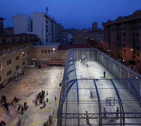 Elevated Sports Court by Guzmán de Yarza Blache Elevated Sports Court by Guzmán de Yarza Blache