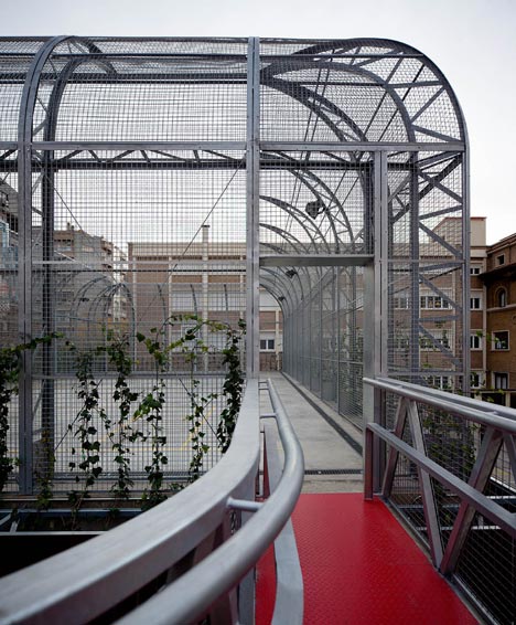 Elevated Sports Court by Guzmán de Yarza Blache Elevated Sports Court by Guzmán de Yarza Blache