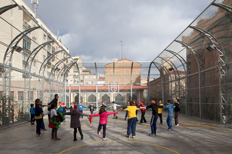 Elevated Sports Court by Guzmán de Yarza Blache Elevated Sports Court by Guzmán de Yarza Blache