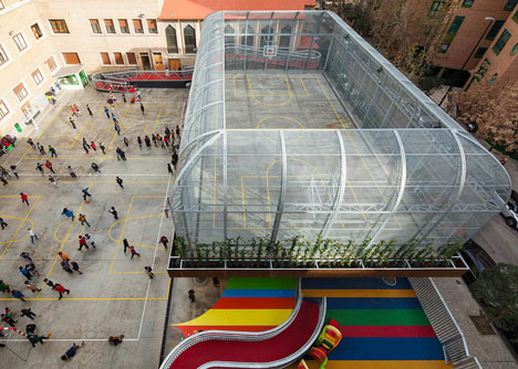 Elevated Sports Court by Guzmán de Yarza Blache Elevated Sports Court by Guzmán de Yarza Blache