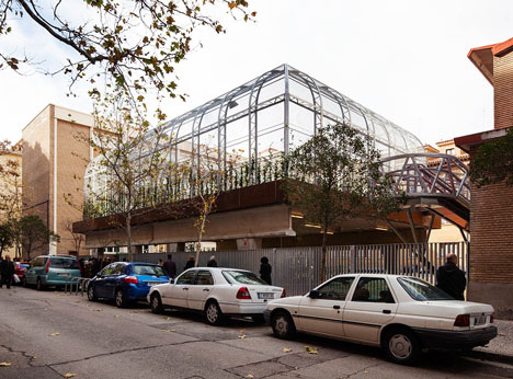 Elevated Sports Court by Guzmán de Yarza Blache Elevated Sports Court by Guzmán de Yarza Blache