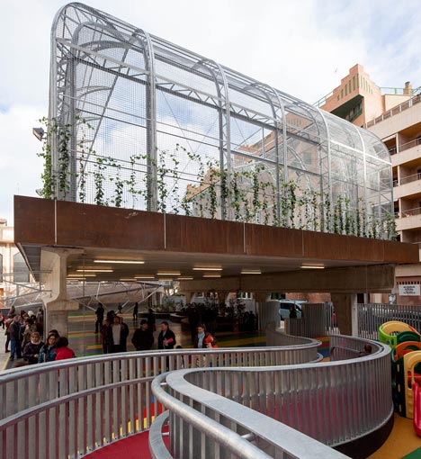 Elevated Sports Court by Guzmán de Yarza Blache Elevated Sports Court by Guzmán de Yarza Blache
