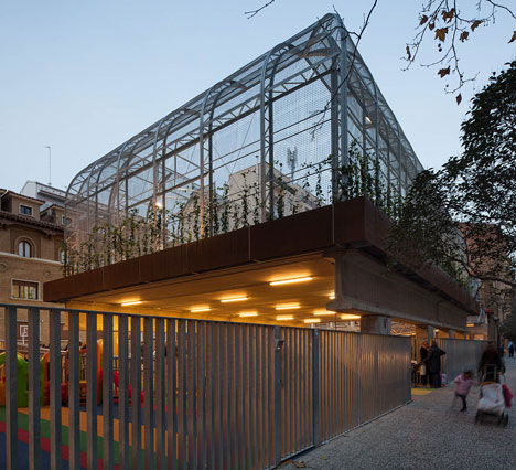 Elevated Sports Court by Guzmán de Yarza Blache Elevated Sports Court by Guzmán de Yarza Blache