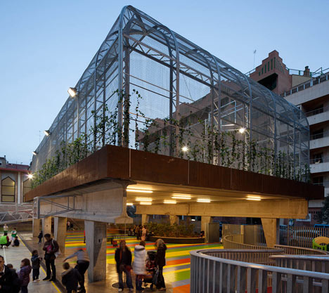 Elevated Sports Court by Guzmán de Yarza Blache Elevated Sports Court by Guzmán de Yarza Blache