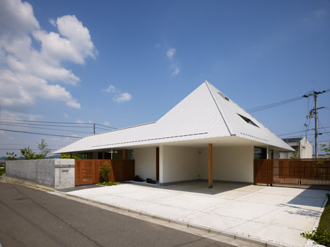 House in Sanbonmatsu by Hironaka Ogawa