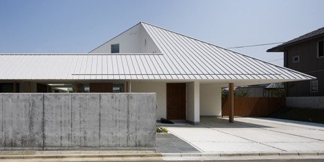 House in Sanbonmatsu by Hironaka Ogawa