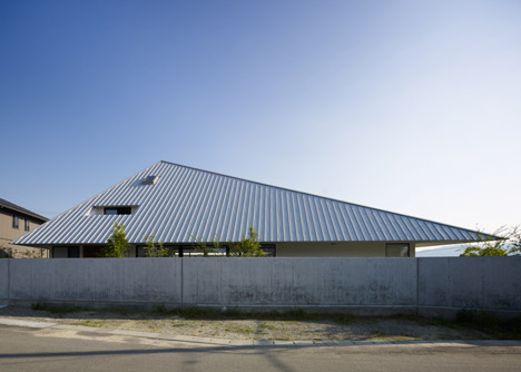 House in Sanbonmatsu by Hironaka Ogawa