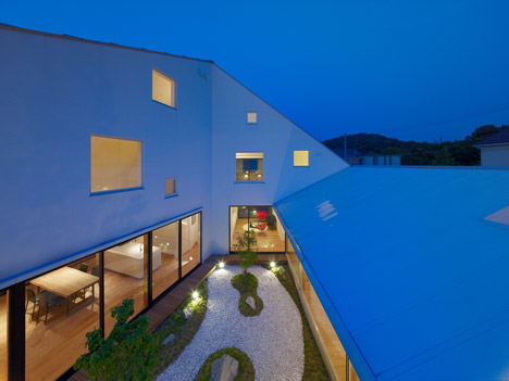 House in Sanbonmatsu by Hironaka Ogawa