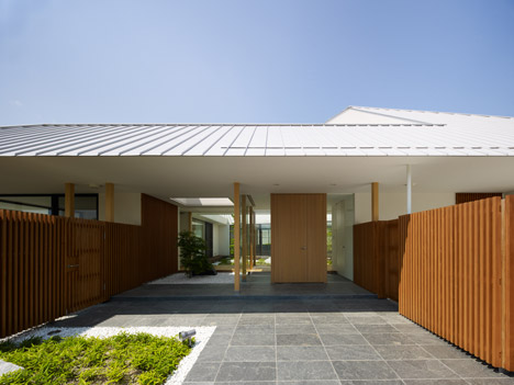 House in Sanbonmatsu by Hironaka Ogawa