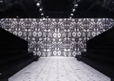 Viktor & Rolf Autumn Winter 2013 scenography by Studio Job Viktor & Rolf Autumn Winter 2013 scenography by Studio Job
