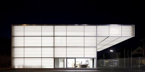 White light glows through the translucent facades of this workshop in Siegen, Germany, by Ian Shaw Architekten (+ slideshow)