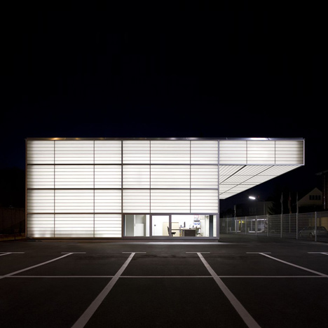 White light glows through the translucent facades of this workshop in Siegen, Germany, by Ian Shaw Architekten (+ slideshow)