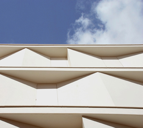 Eight Inscribed Houses and Three Courtyards by Romera y Ruiz Arquitectos