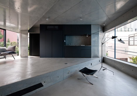 Motoazabu Apartment sYms by Kiyonobu Nakagame