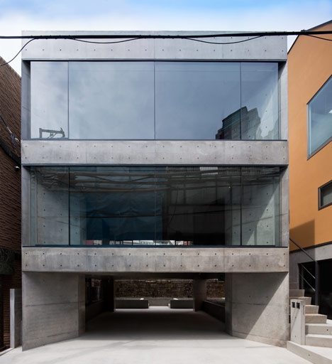 Motoazabu Apartment sYms by Kiyonobu Nakagame