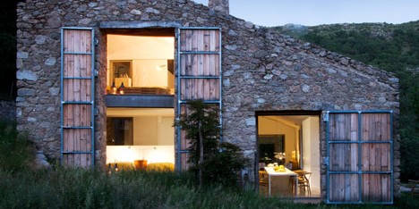 Off Grid Home in Extremadura by Ábaton