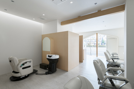 Folm Arts beauty salon by Tsubasa Iwahashi Architects