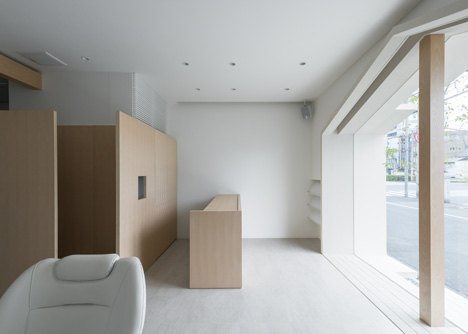 Folm Arts beauty salon by Tsubasa Iwahashi Architects