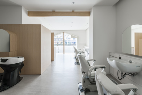 Folm Arts beauty salon by Tsubasa Iwahashi Architects