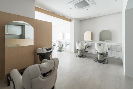 Folm Arts beauty salon by Tsubasa Iwahashi Architects