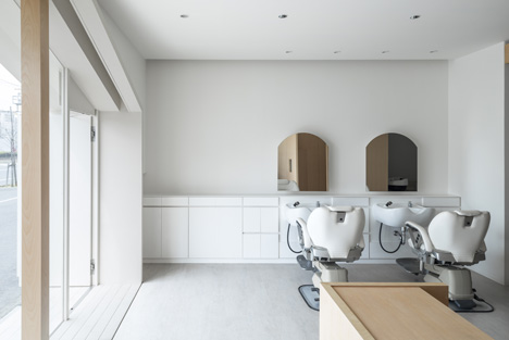 Folm Arts beauty salon by Tsubasa Iwahashi Architects