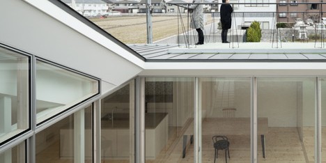 House in Nagahama by Comma Design Office