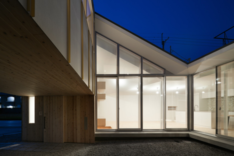 House in Nagahama by Comma Design Office House in Nagahama by Comma Design Office