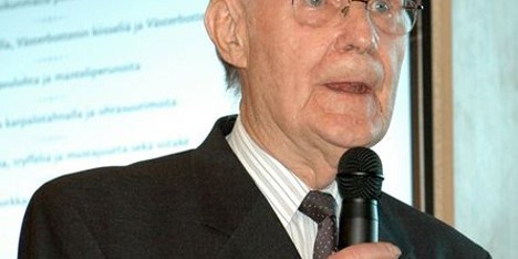 Ikea founder Ingvar Kamprad steps down