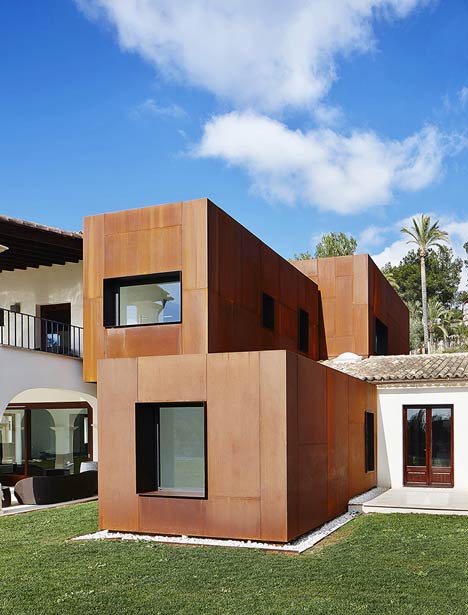 dezeen_KubiKextension-by-GRAS-arquitectos_2 dezeen_KubiKextension-by-GRAS-arquitectos_2