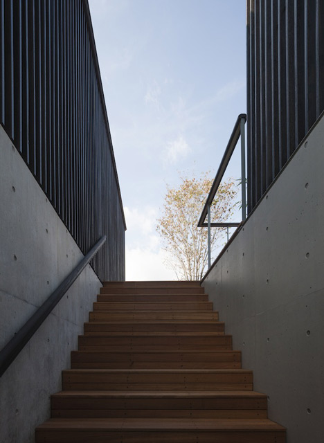Dezeen_Lifted-garden House by acaa_7