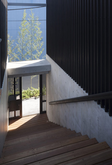 Dezeen_Lifted-garden House by acaa_7