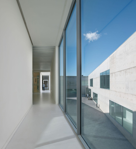 Health Faculty in Zaragoza by Taller Basico de Arquitectura