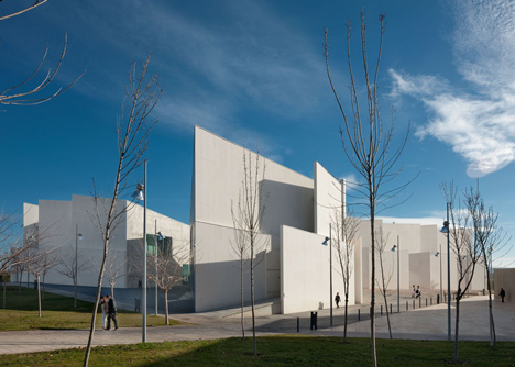 Health Faculty in Zaragoza by Taller Basico de Arquitectura