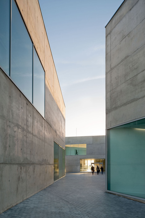 Health Faculty in Zaragoza by Taller Basico de Arquitectura