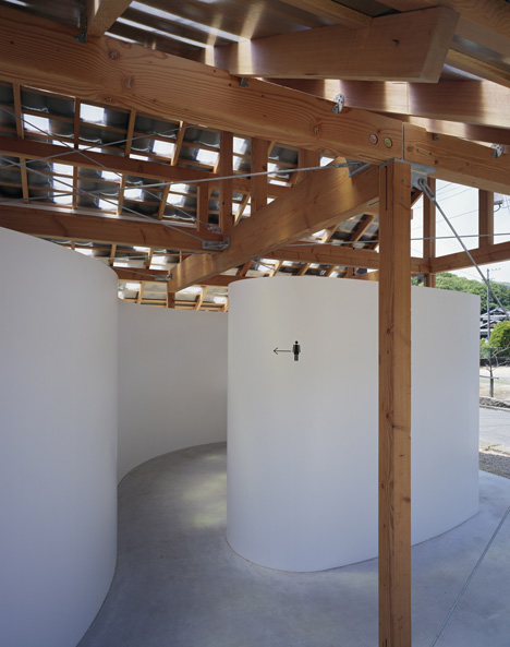 Hut with the Arc Wall by Tato Architects