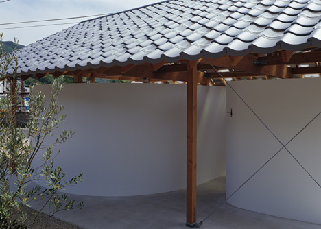 Hut with the Arc Wall by Tato Architects