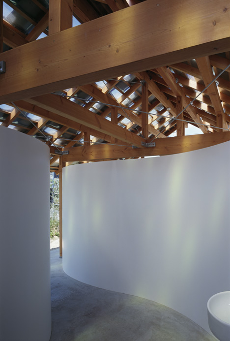 Hut with the Arc Wall by Tato Architects