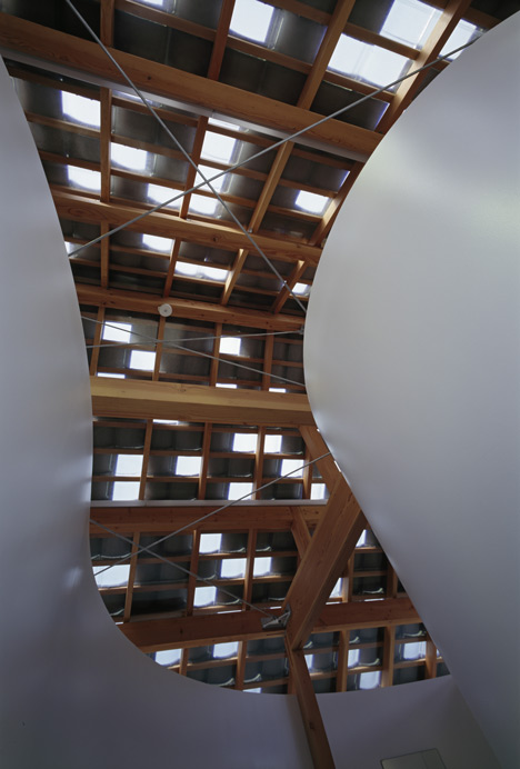 Hut with the Arc Wall by Tato Architects