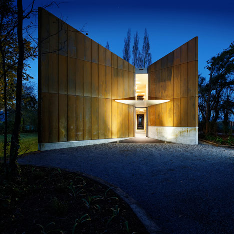 Cloudy Bay Shack by Paul Rolfe Architects and Tonkin Zulaikha Greer Architects