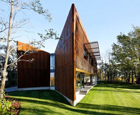 Cloudy Bay Shack by Paul Rolfe Architects and Tonkin Zulaikha Greer Architects