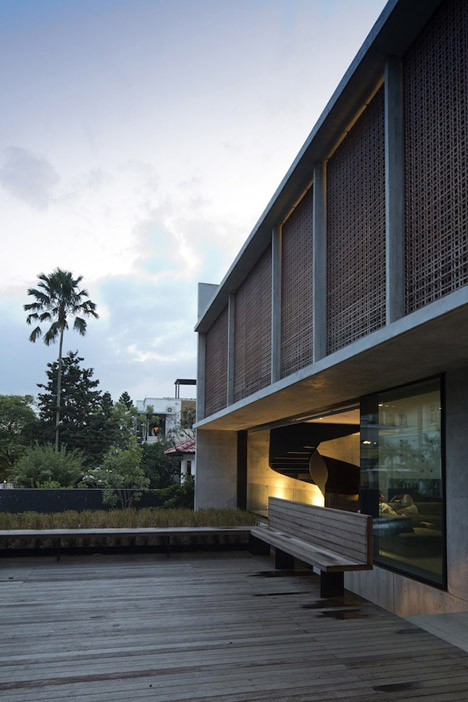 Courtyard House by Formwerkz Architects