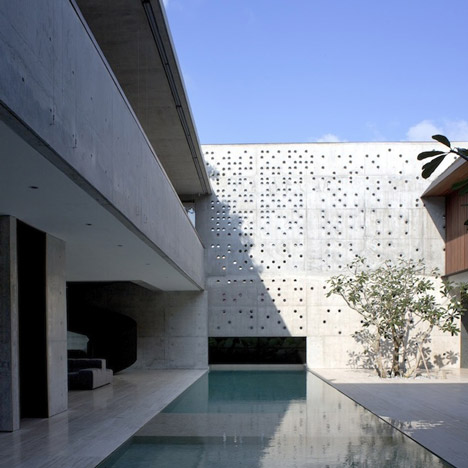 Courtyard House by Formwerkz Architects