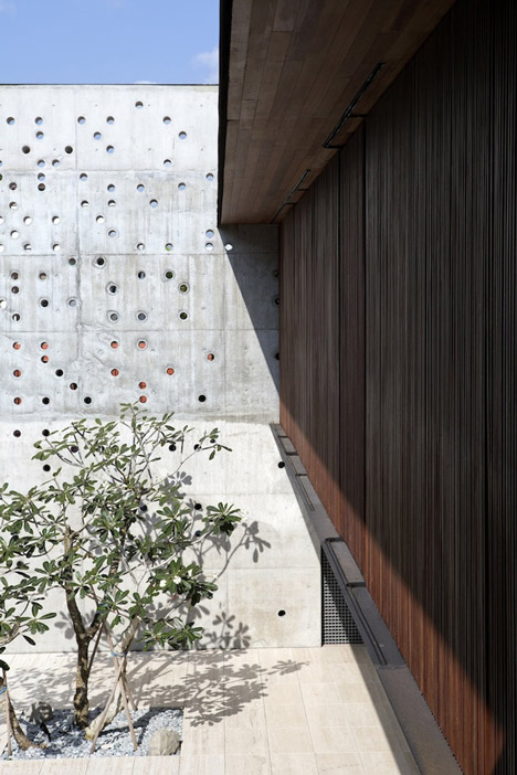 Courtyard House by Formwerkz Architects