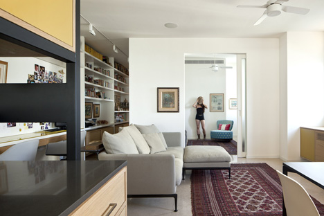 Flat in Tel Aviv by Jacobs-Yaniv Architects