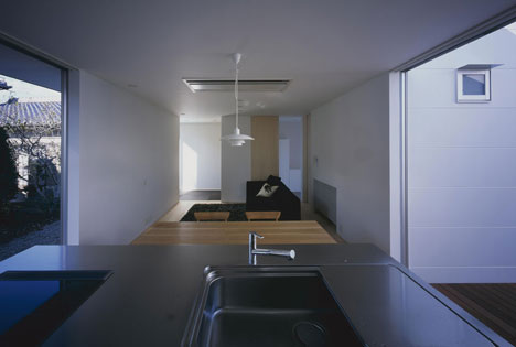 House in Kamoshima by Horibe Associates